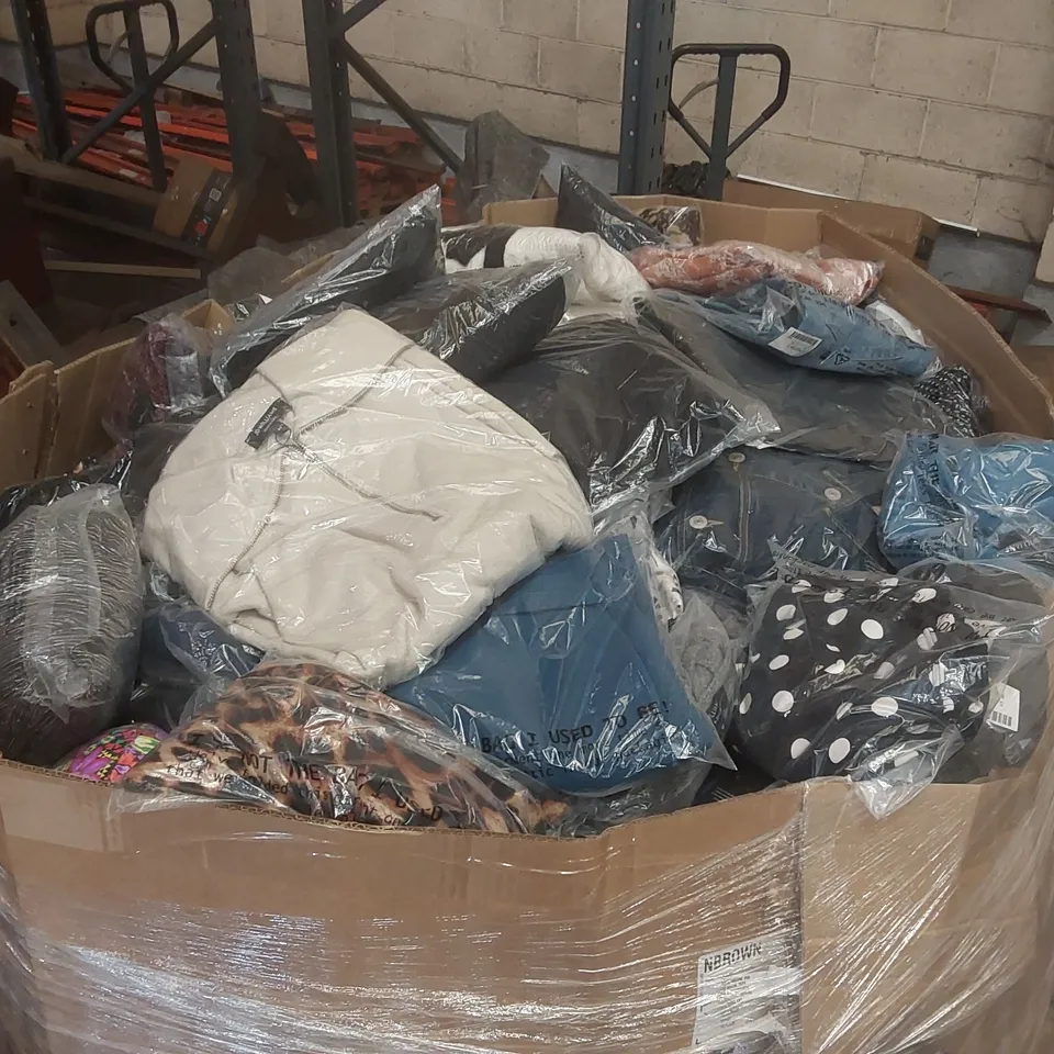 PALLET CONTAINING APPROXIMATELY 700x BRAND NEW ASSORTED DESIGNER CLOTHING ITEMS INCLUDING: JD WILLIAMS DRESSES, MAGISCULPT BATHING SUIT, JULIPA TOP ECT