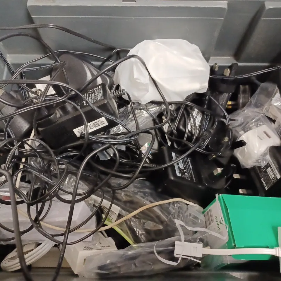BOX OF APPROX 15 ITEMS INCLUDING ASSORTED CHARGER, WIRED HEADSET AND USB 4 PORT HUB