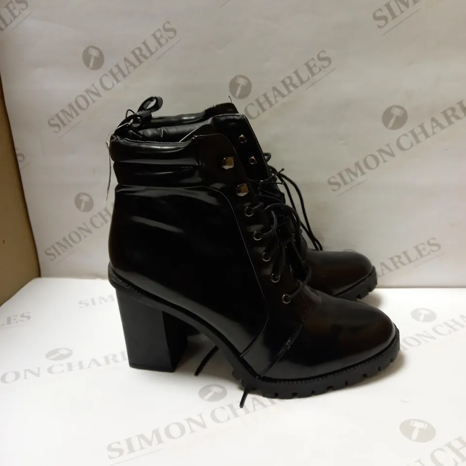 BLACK HIGH SHINE LACE UP PLATFORM BOOTS SIZE 8