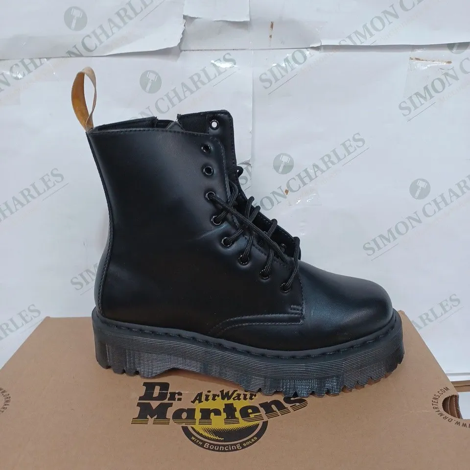 BOXED PAIR OF DR. MARTENS MENS VEGAN JADON II JADON FASHION BOOTS BLACK FELIX RUB OFF / SIZE: UK 9 