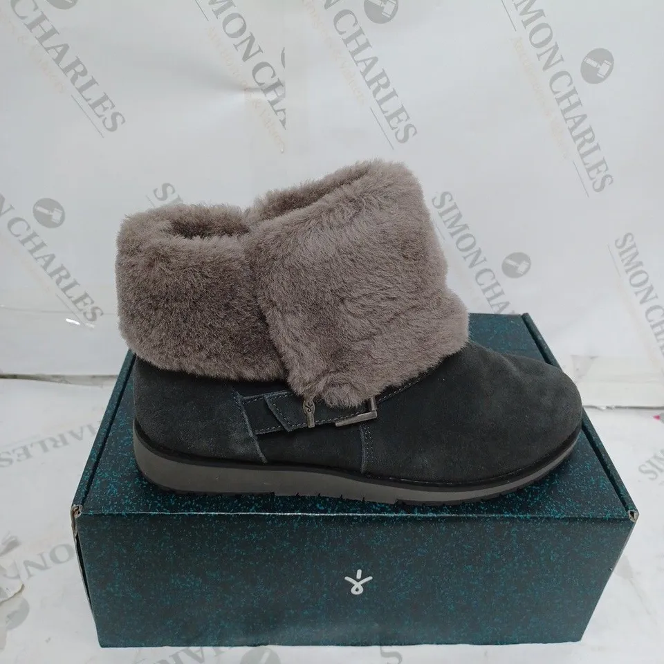 BOXED PAIR OF EMU AUSTRALIA BEACH OXLEY SHOES - DARK GREY/BLACK - SIZE 7