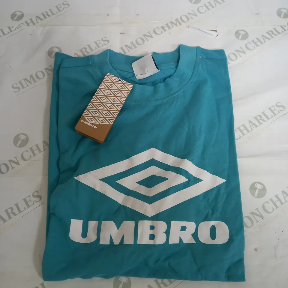UMBRO DIAMOND LOGO TEE IN LIGHT BLUE - MEDIUM