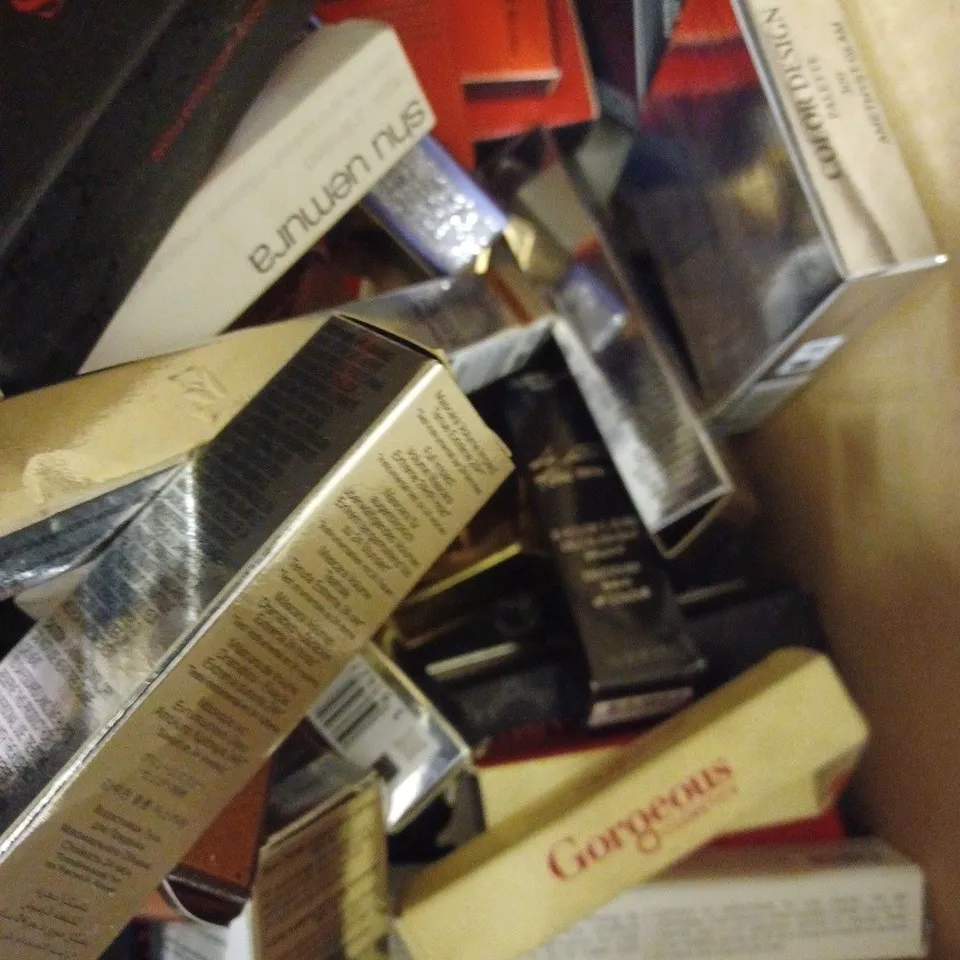 BOX OF APPROX 20 ASSORTED BEAUTY PRODUCTS TO INCLUDE LANCOME OMBRE HYPNOSE, CLARINS MATIFYING FOUNDATION #NUDE CAPPUCINO, NARS BLUSH POWDER #ALBATROSS, ETC 