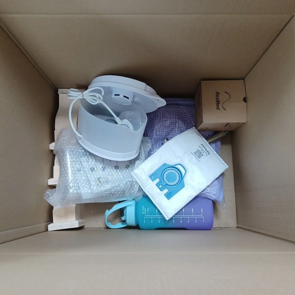 BOXED LOT OF APPROX 15 HOUSEHOLD ITEMS TO INCLUDE KITCHENWARE AND CHRISTMAS DECORATIONS