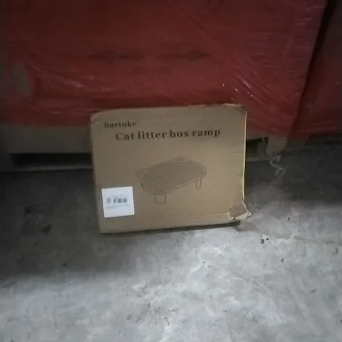PALLET OF ASSORTED ITEMS INCLUDING - CAT LITTER BOX RAMP