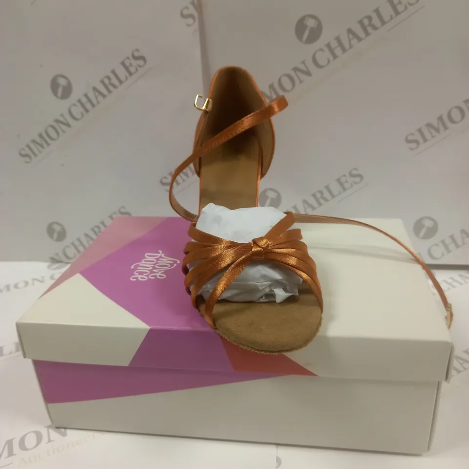 BOXED PAIR OF MOVE DANCE SADIE DANCE SHOES UK SIZE 4.5