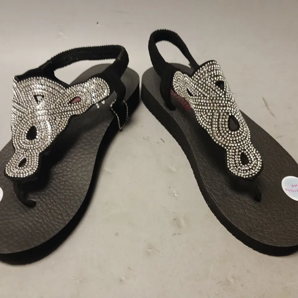 BOXED PAIR OF CALI FROM SKECHERS YOGA FOAM TOE-POST SANDALS IN BLACK W. JEWEL EFFECT UK SIZE 5