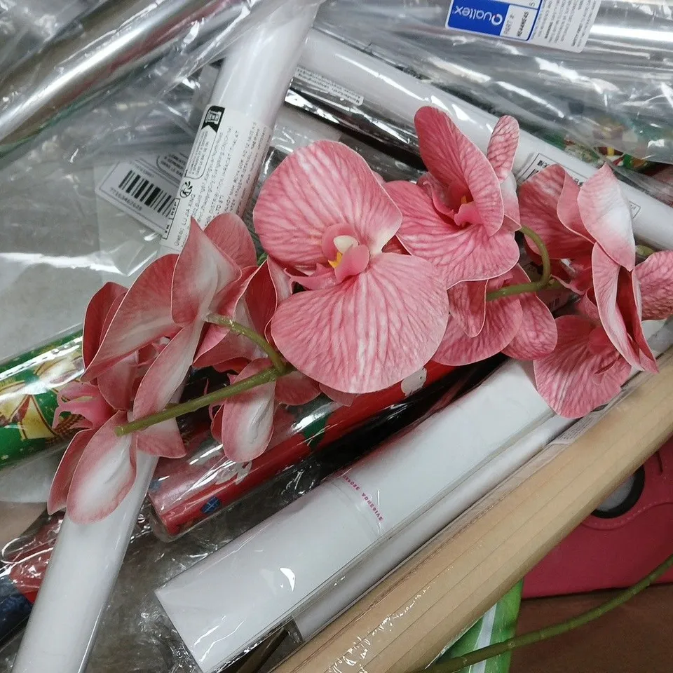 BOX OF APPROXIMATELY 15 ASSORTED HOUSEHOLD ITEMS GLASS WINDOW FILM, ETC