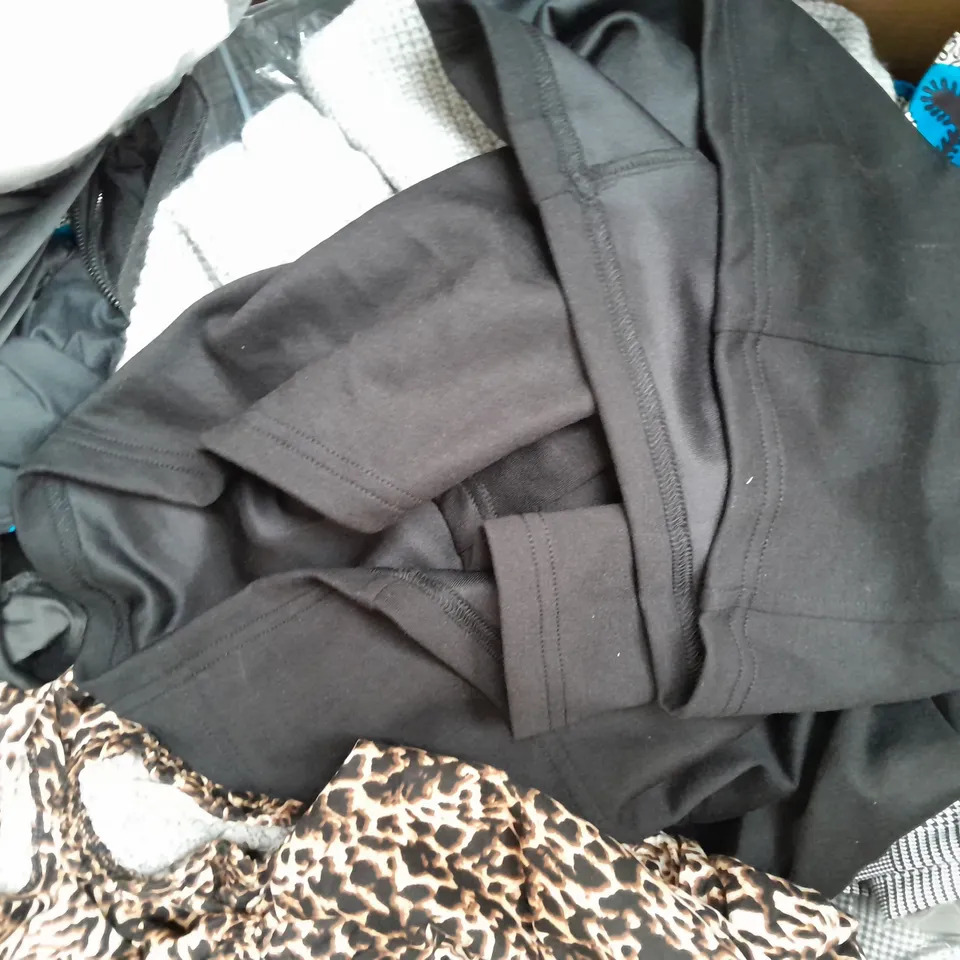 BOX OF APPROXIMATELY 20 ASSORTED CLOTHING AND FASHION ITEMS IN VARIOUS STYLES, SIZES, AND COLOURS