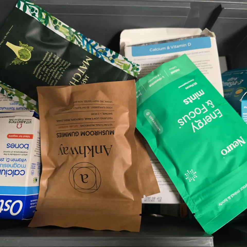 APPROXIMATELY 15 ASSORTED VITAMIN/HEALTH AID PRODUCTS TO INCLUDE ANKHWAY MUSHROOM GUMMIES, JAPANESE MATCHA TEA, NEURO ENERGY FOCUS MINTS, ETC - COLLECTION ONLY
