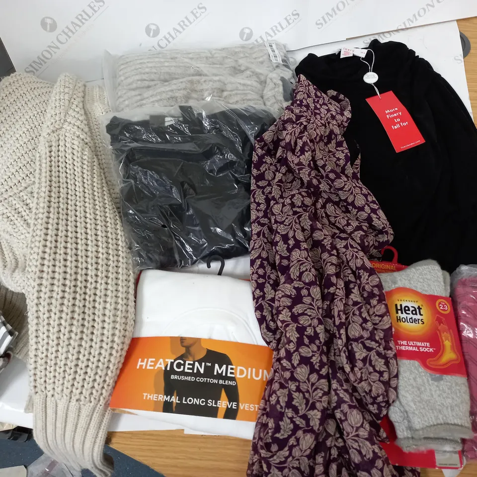 LARGE QUANTITY OF ASSORTED CLOTHING ITEMS TO INCLUDE FINERY, ZARA AND HEAT HOLDERS