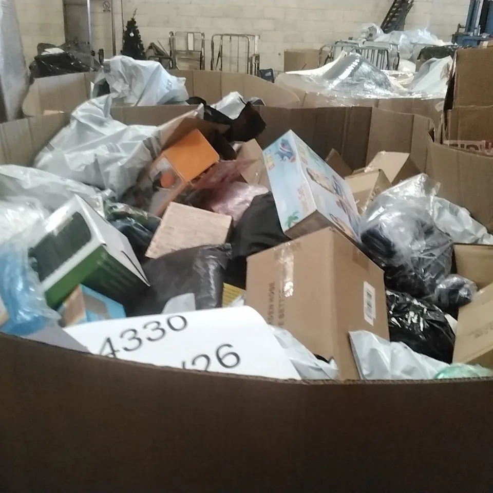 PALLET CONTAINING A LARGE QUANTITY OF HOSES