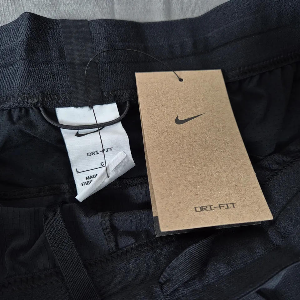 NIKE STANDARD FIT 5" LENGTH SHORTS IN BLACK - LARGE