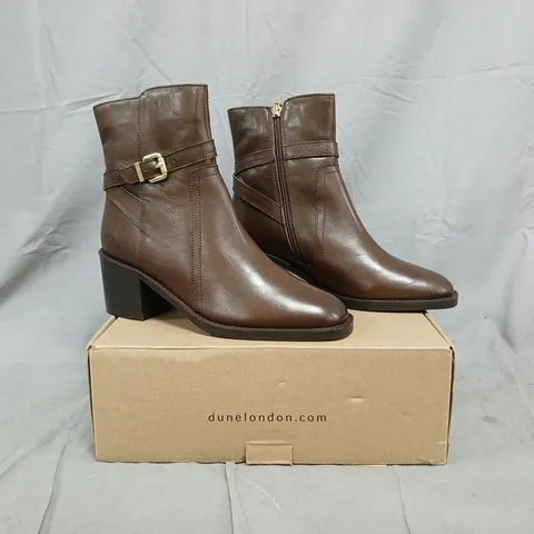 BOXED PAIR OF DUNE LONDON ANKLE BOOTS IN BROWN SIZE 7