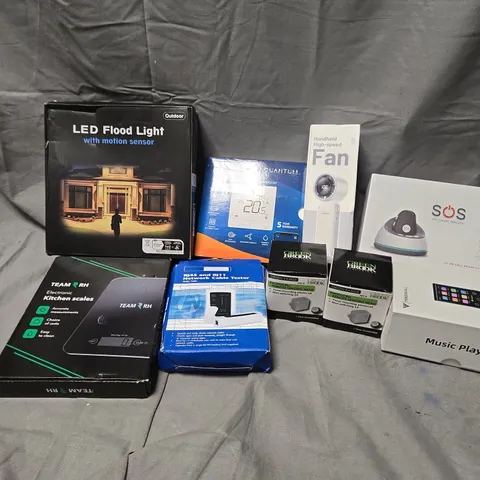 APPROXIMATELY 15 ASSORTED ELECTRICAL ITEMS TO INCLUDE SOS GPS SMART TRACKER, LED FLOOD LIGHT, ELECTRONIC KITCHEN SCALES, ETC