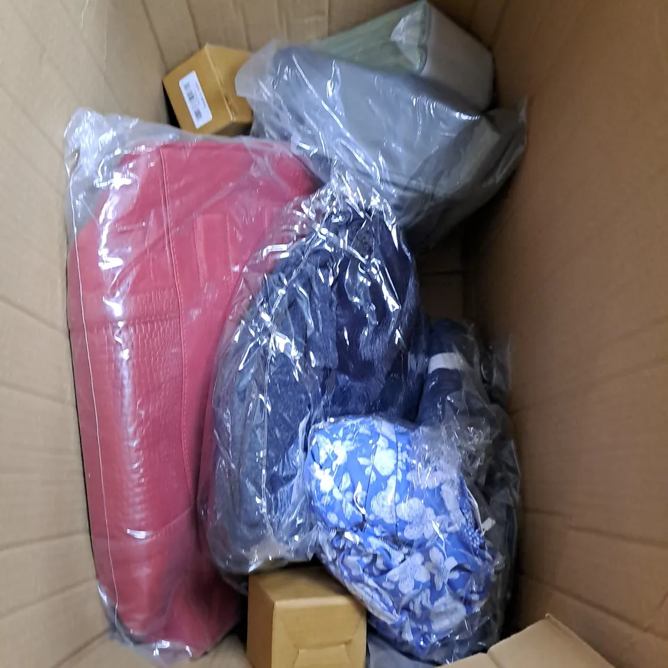 BOX OF APPROXIMATELY 15 HOUSEHOLD ITEMS TO INCLUDE HANDBAGS, CLOTHING AND CHRISTMAS DECOR