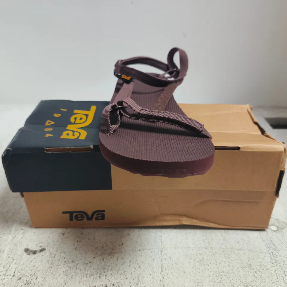 BOXED PAIR OF TEVA W ORIGINAL UNIVERSAL SLIM OPEN TOE SANDALS IN RUM SIZE UK 7