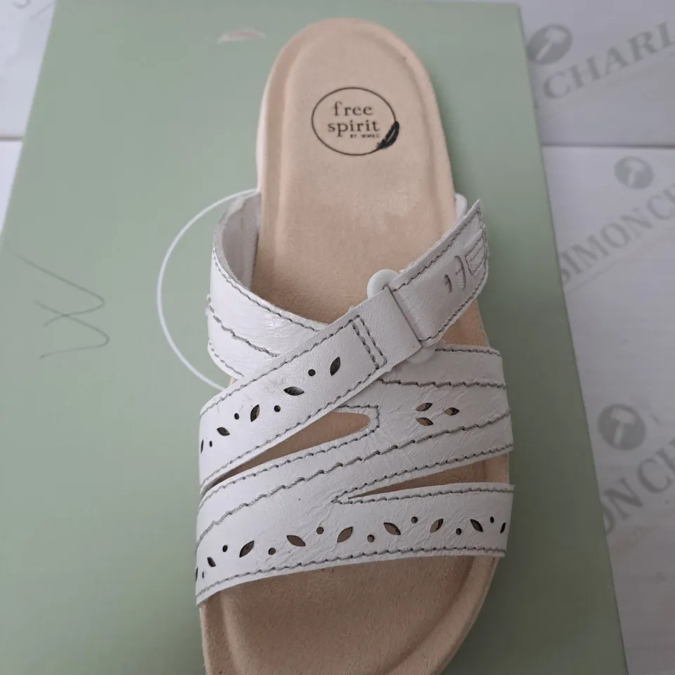 BOXED FREE SPIRIT WHITE LEATHER SANDALS SIZE 5