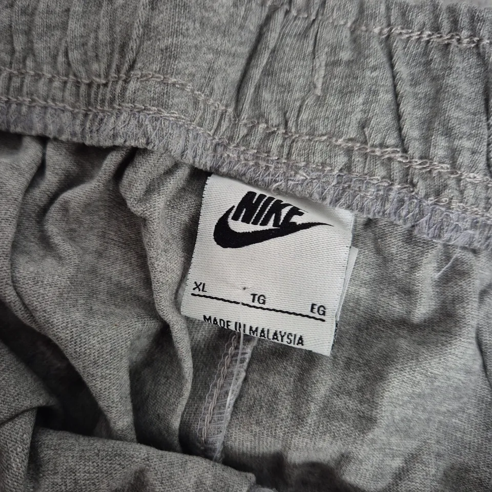 NIKE MEN'S SHORTS – GREY, STANDARD FIT, XL