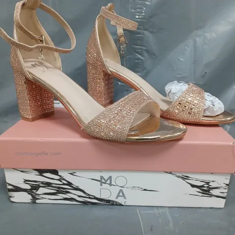 BOXED PAIR OF MODA IN PELLE RUBIANA BLOCK HEEL SANDALS IN ROSE GOLD SIZE 7