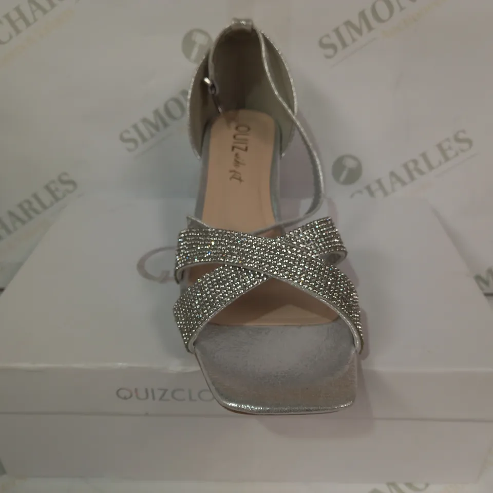 BOXED PAIR OF QUIZ WIDE FIT OPEN TOE BLOCK HEEL SANDALS IN METALLIC SILVER W. JEWEL EFFECT SIZE 5