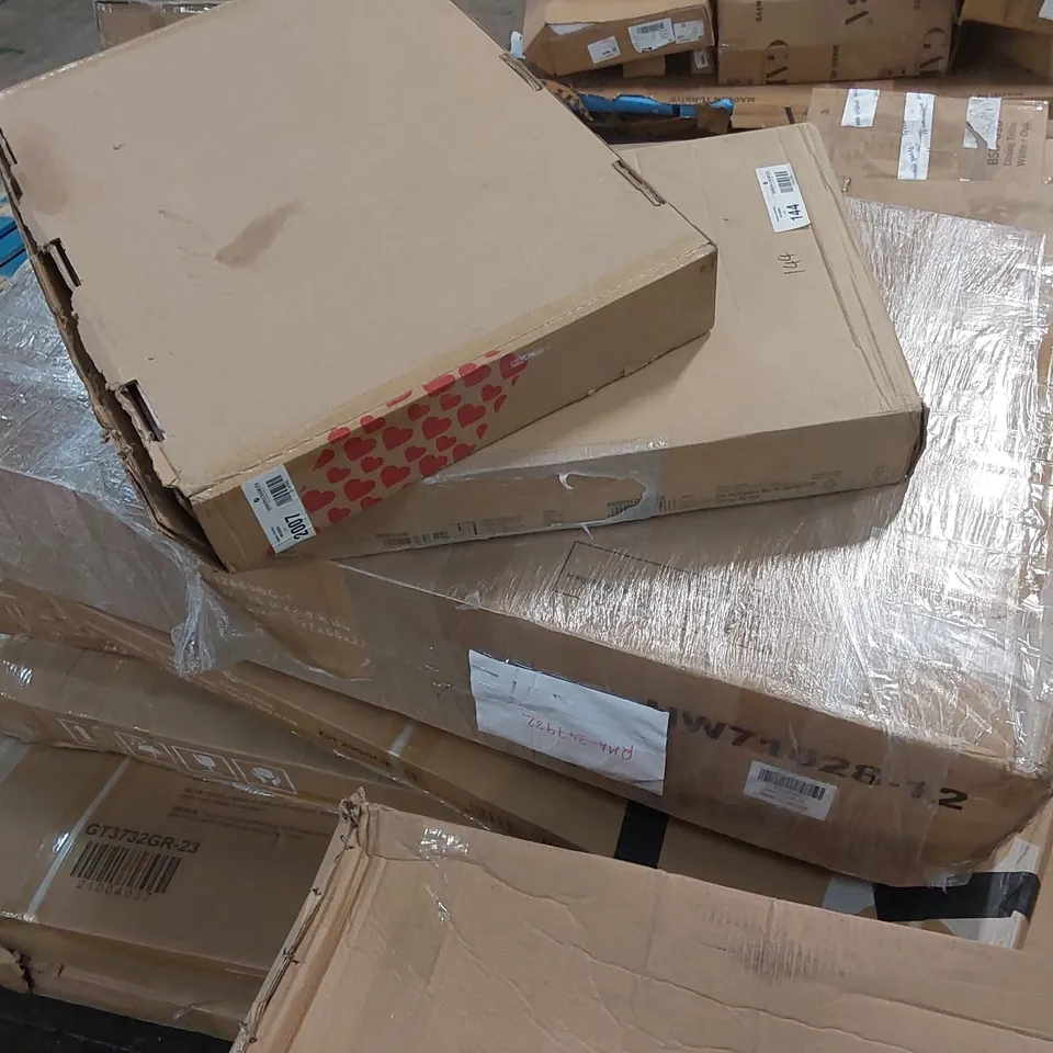 PALLET OF ASSORTED FURNITURE PARTS 