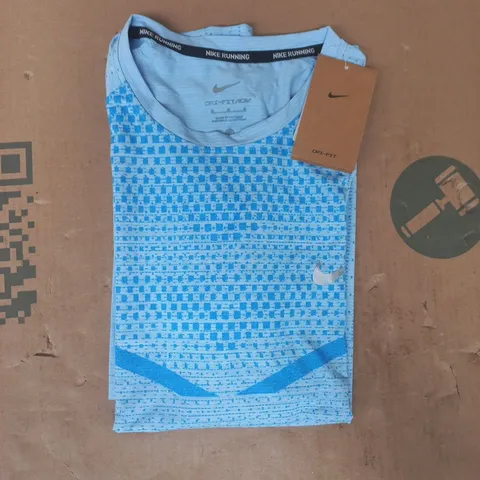 NIKE DRI-FIT SHORT SLEEVE CREW NECK T-SHIRT IN BLUE SIZE MEDIUM