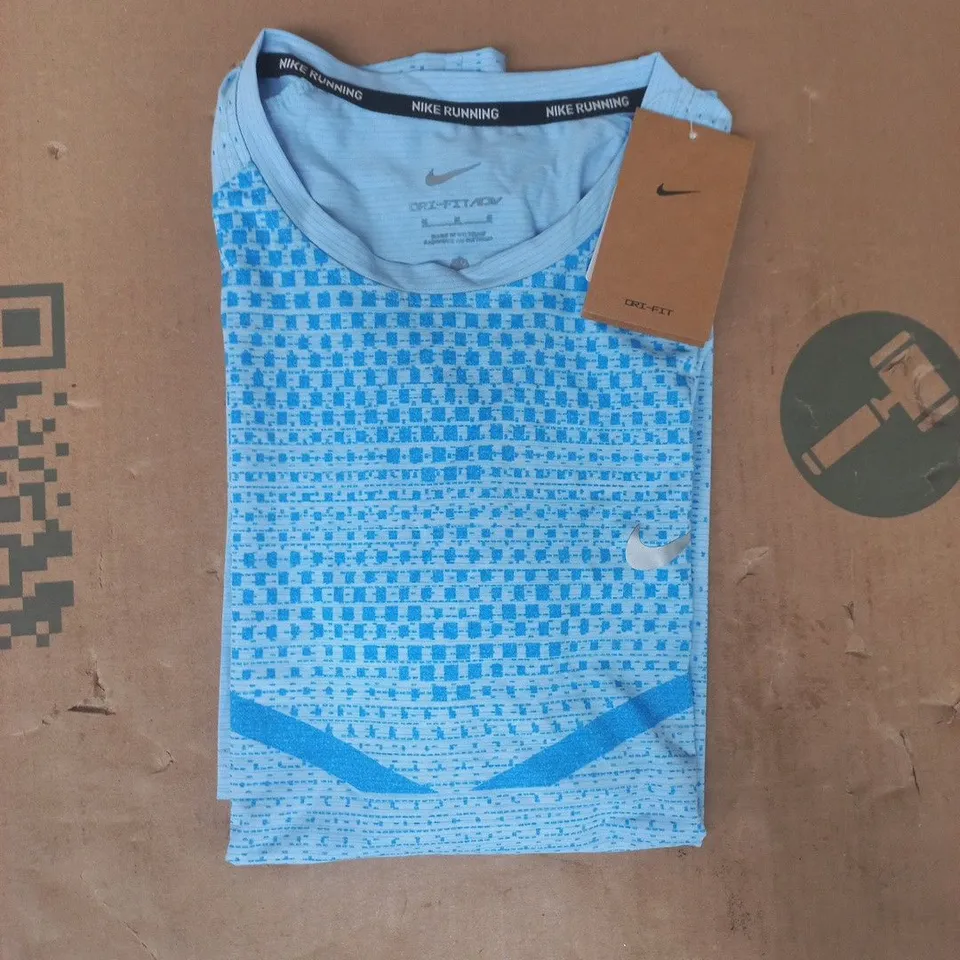 NIKE DRI-FIT SHORT SLEEVE CREW NECK T-SHIRT IN BLUE SIZE MEDIUM