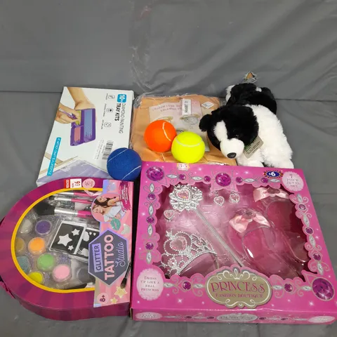 LARGE BOX OF APPROXIMATELY 15 ASSORTED TOYS AND GAMES TO INCLUDE TENNIS BALLS, TEDDIES AND GLITTER TATTOO