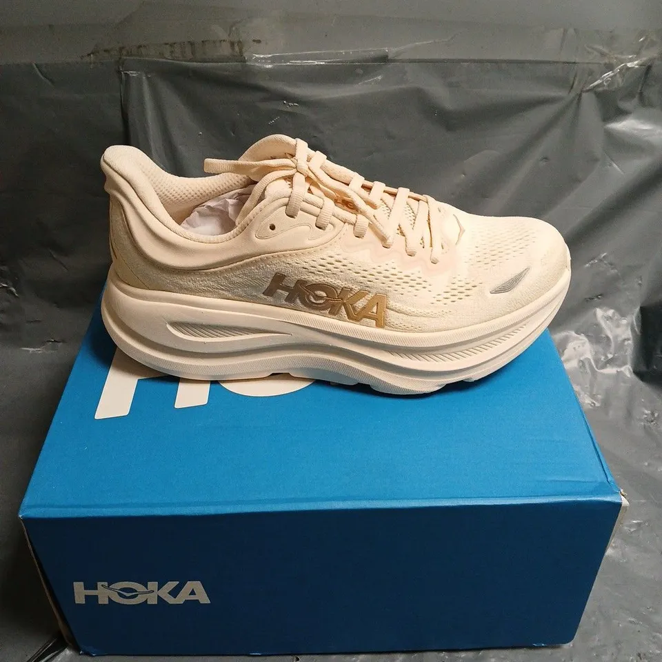 BOXED PAIR OF HOKA BONDI 9 TRAINERS - 7