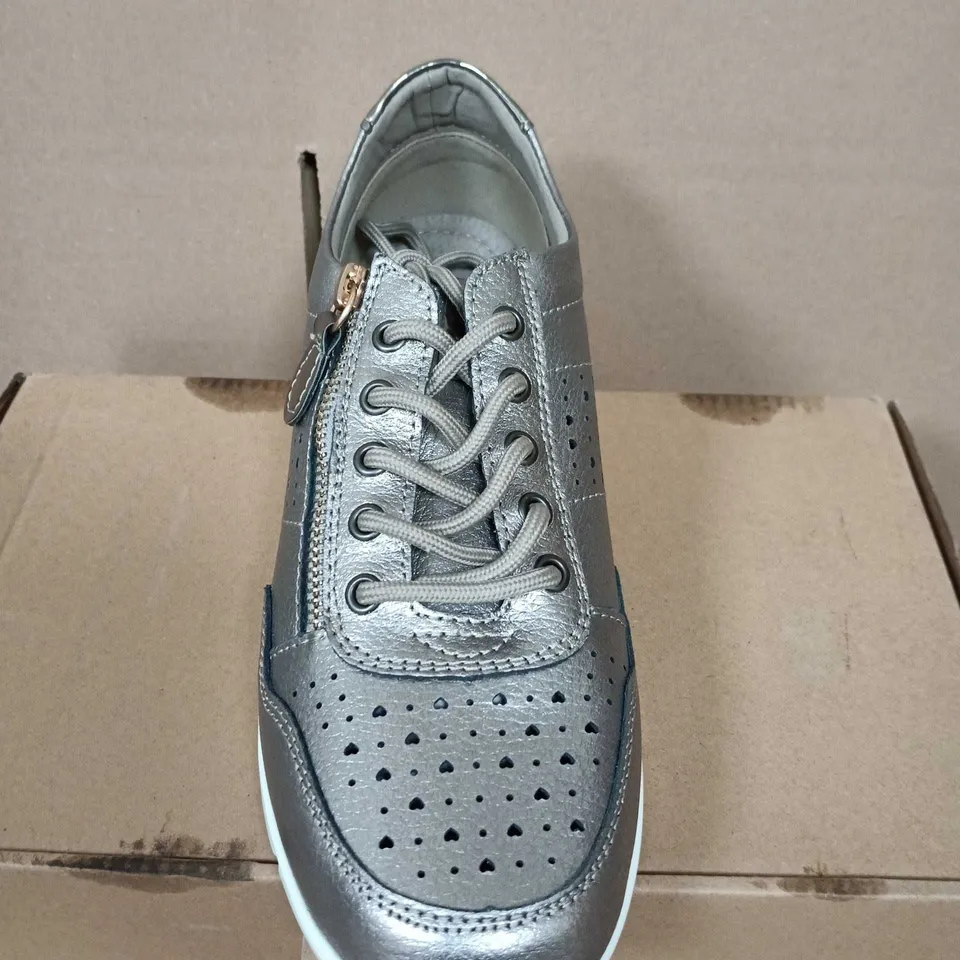 BOXED PAIR OF WOMENS METALLIC SILVER LEATHER SNEAKER - UK SIZE 7