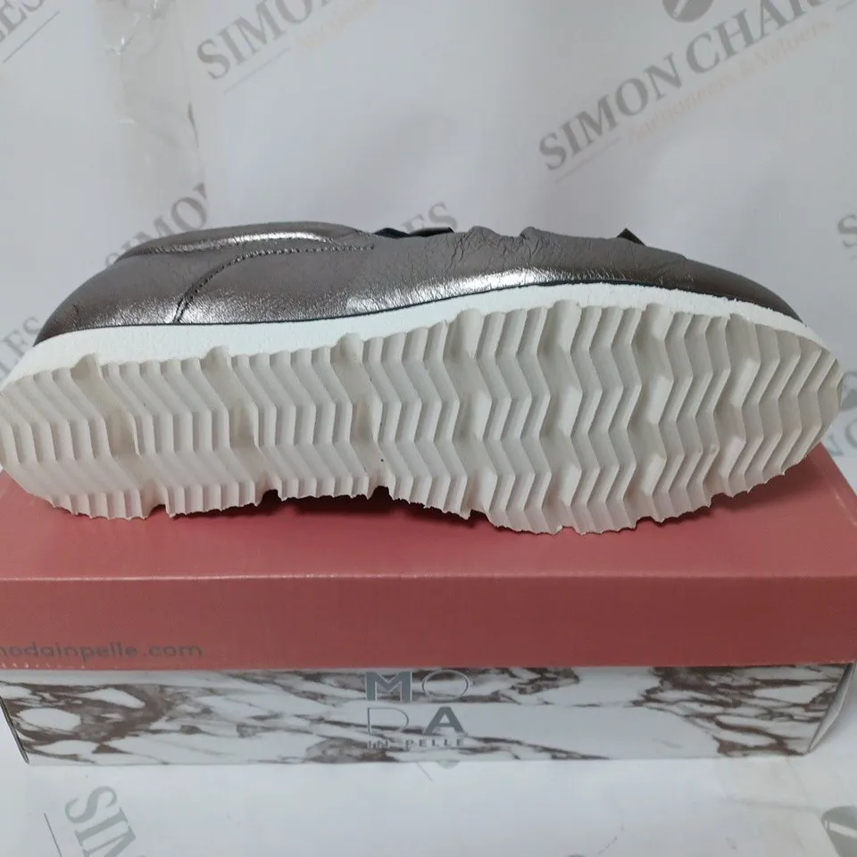 BOXED PAIR OF MODA IN PELLE ANETTE TWIST TRAINER PEWTER/METALIC SIZE 5