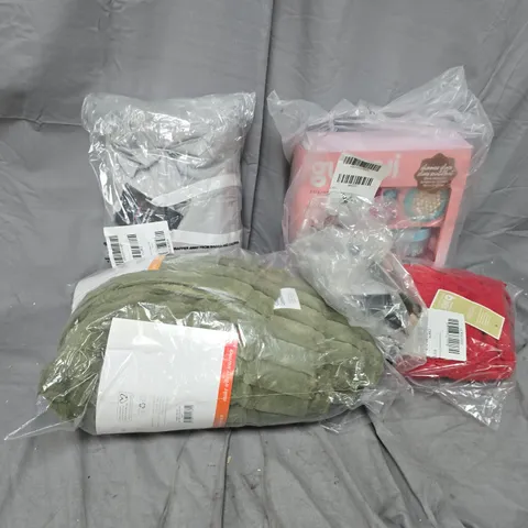 APPROXIMATELY 15 ASSORTED ITEMS TO INCLUDE COSY RIBBED THROW, SENTRY WALL LIGHT, GUI SHIMMER DELUXE DUO PACK, ETC