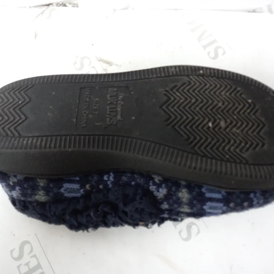 PAIR OF MUK LUKS ANAIS SLIPPERS NAVY SIZE 5