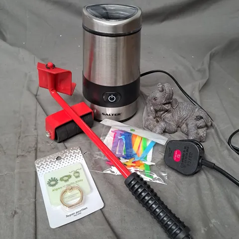 APPROXIMATELY 20 ASSORTED HOUSEHOLD PRODUCTS TO INCLUDE HOME DΓCOR, CHILLY'S BOTTLE LID, TOOLS ETC