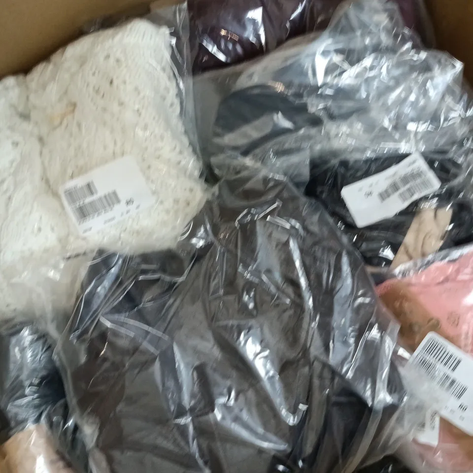 APPROXIMATELY 15 ASSORTED CLOTHING ITEMS IN VARIOUS SIZES, STYLES & COLOURS TO INCLUDE BRANDS SUCH AS MALISSA J, HELENE BERMAN, KIM&CO, ETC - COLLECTION ONLY