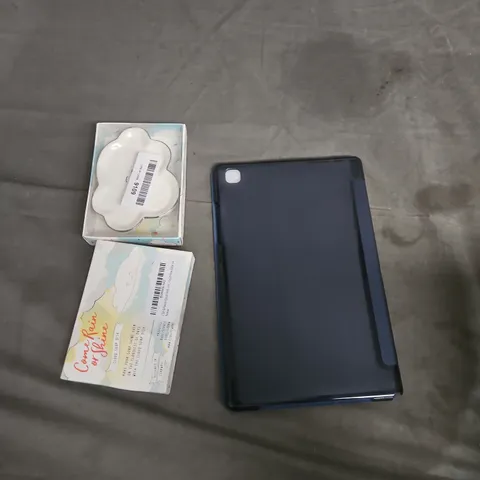 APPROXIMATELY 15 ASSORTED HOUSEHOLD ITEMS TO INCLUDE CLOUD SOAP DISH, TABLET CASE, ETC 