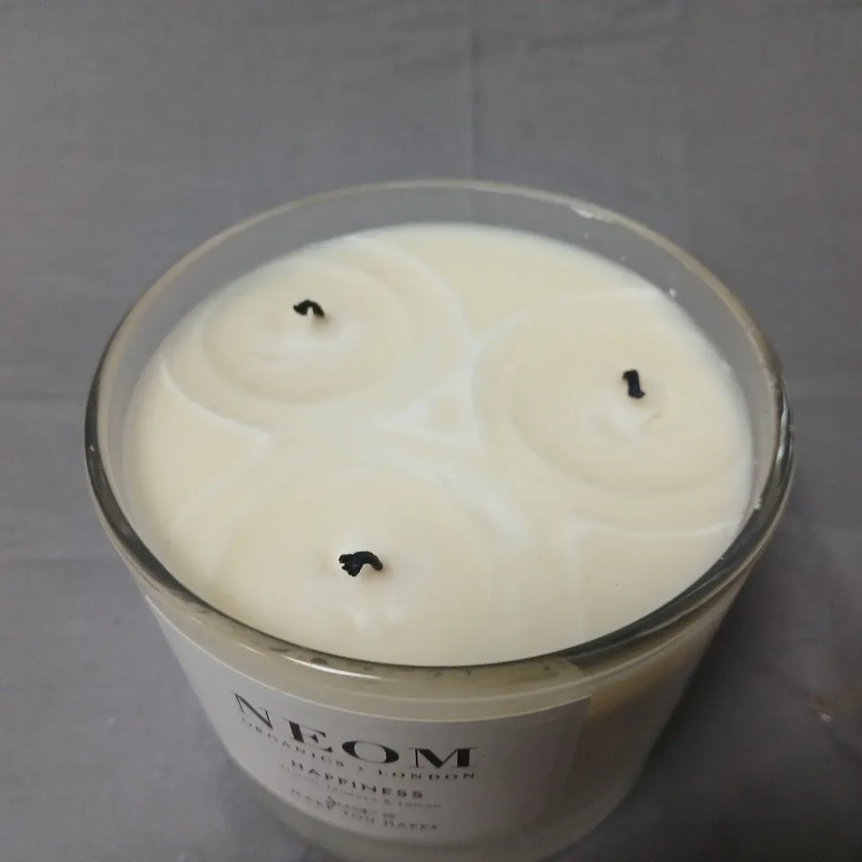 BOXED NEOM HAPPINESS SCENTED CANDLE – NEROLI, MIMOSA & LEMON (3-WICK, GLASS JAR)