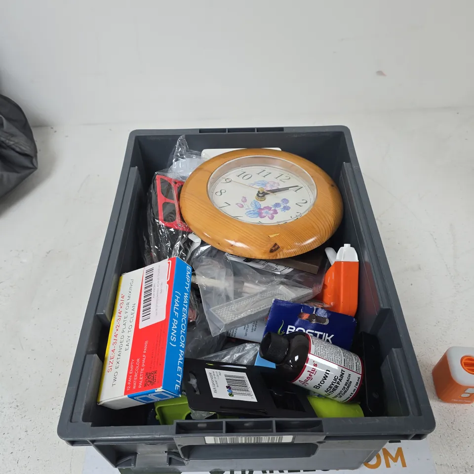 TOTE OF APPROXIMATELY 10 ASSORTED ITEMS TO INCLUDE: MINI AIR PUMP