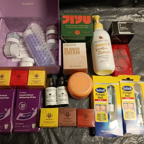 LOT OF APPROXIMATELY 30 ASSORTED HEALTH AND BEAUTY ITEMS TO INCLUDE SCHOLL, LITTLE COCO AND HONEYBALM