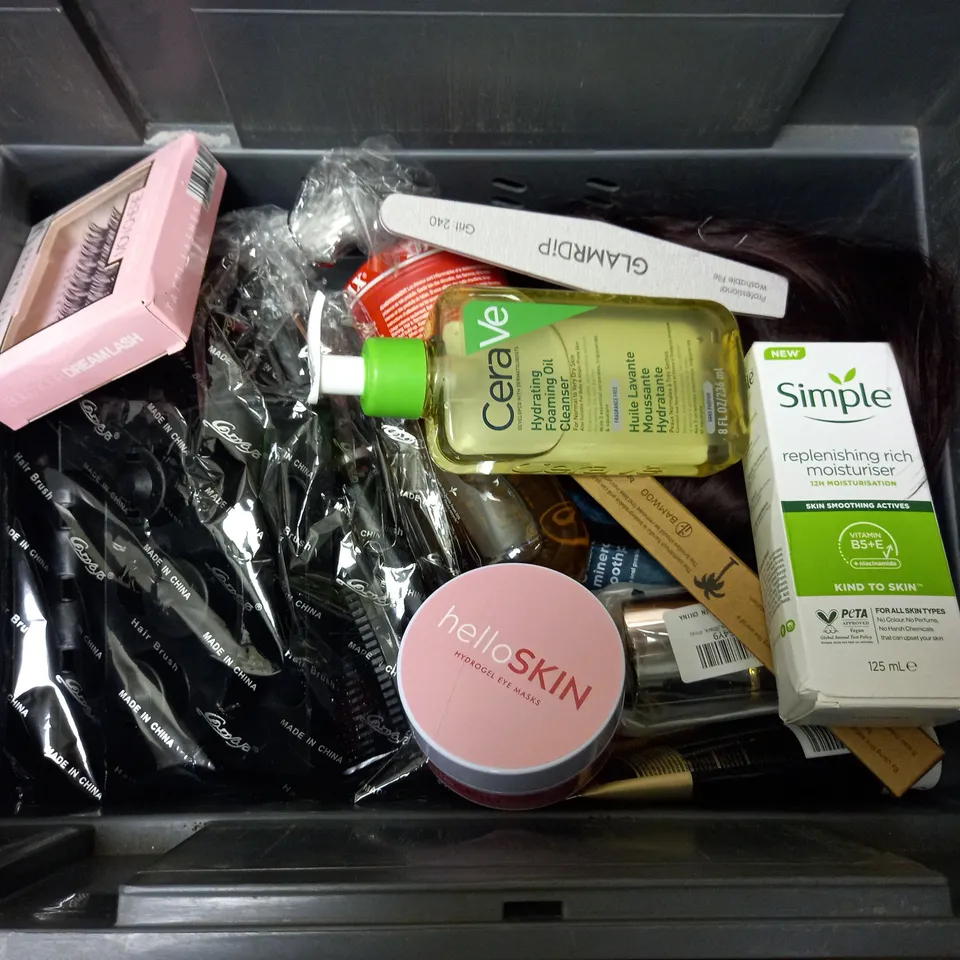 BOX OF APPROXIMATELY 20 COSMETIC ITEMS TO INCLUDE - AMBRE SOLAIRE KIDS SUN LOTION - DOVE SOAP - GARNIER CLEANSING MILK - ETC 