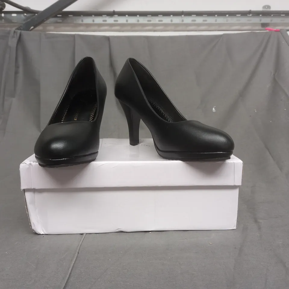 BOXED PAIR OF TMT TAIMUFENG SHOES HEELS IN BLACK EU SIZE 38