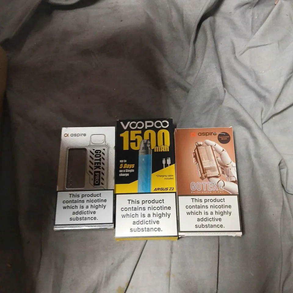 APPROXIMATELY 25 ITEMS INCLUDING ASSORTED VAPE STARTER KITS & PODS (ASPIRE & VOOPOO) – NICOTINE WARNING LABELS (VERIFY MODELS).