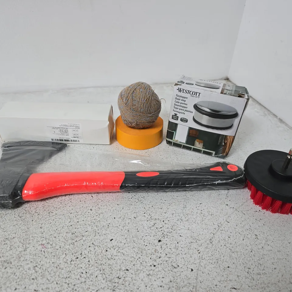 APPROXIMATELY 15 ASSORTED HOUSEHOLD ITEMS TO INCLUDE SMALL AXE, WESTCOTT DOORSTOP, CLEANER ATTACHMENT, ETC - COLLECTION ONLY