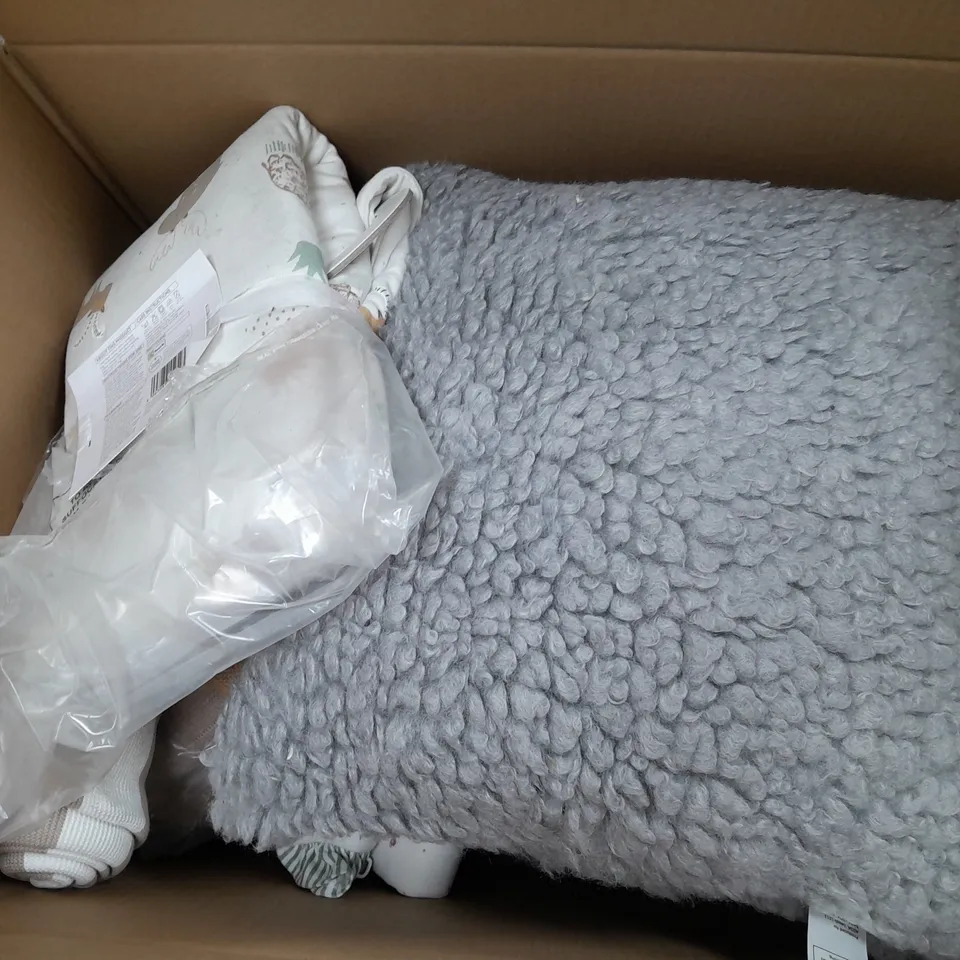 APPROXIMATELY 8 ASSORTED HOUSEHOLD ITEMS TO INCLUDE BEDDING, AND CUSHIONS IN VARIOUS SIZES AND STYLES 