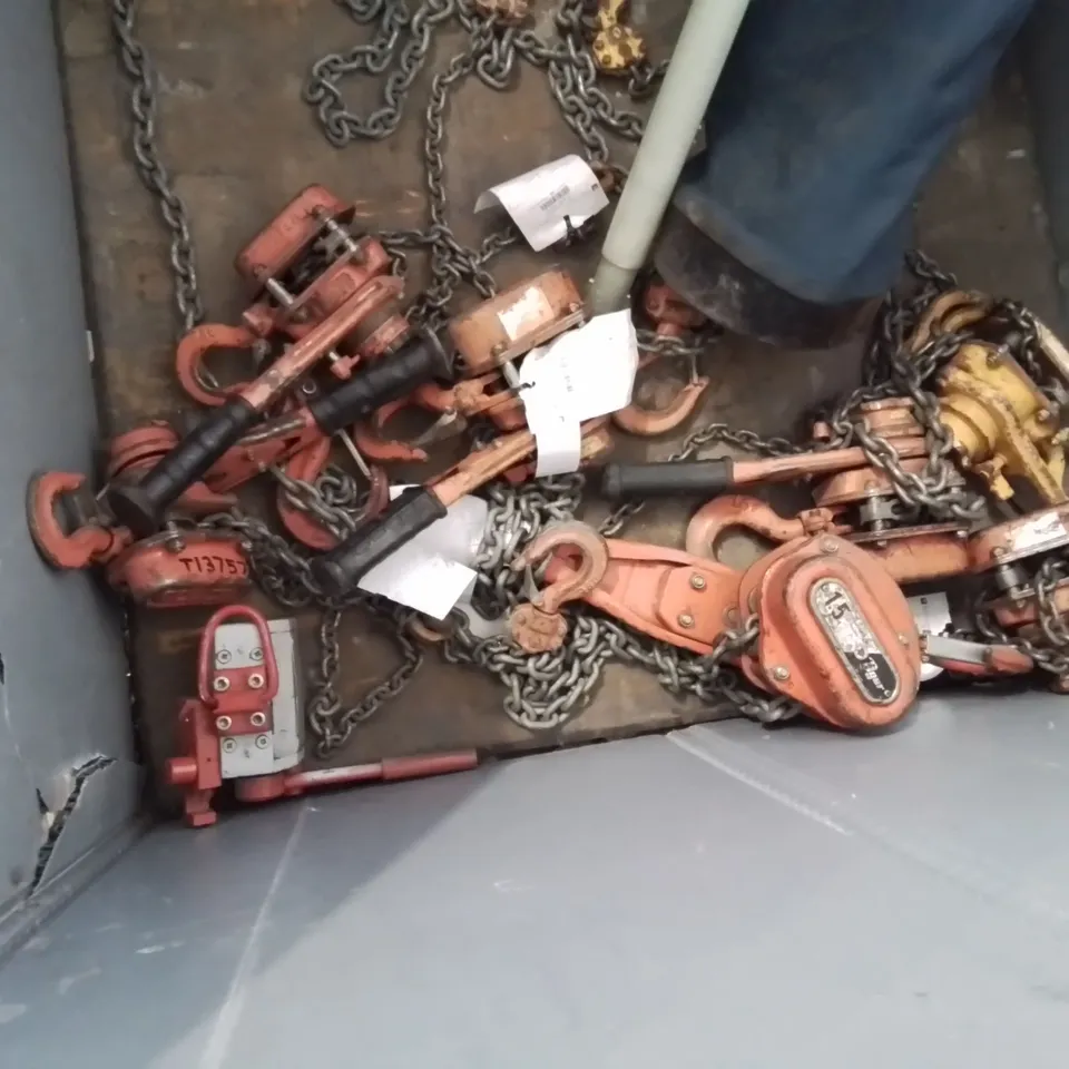 PALLET CONTAINING VARIOUS CHAINS, PULLEYS, 1750KG LIFTING RIG, ETC.