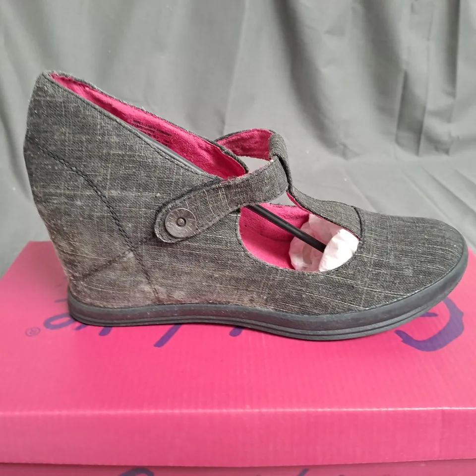 BOX OF APPROXIMATELY 8 PAIRS OF BLACK GUPPY LOVE WEDGE SHOES IN VARIOUS SIZES