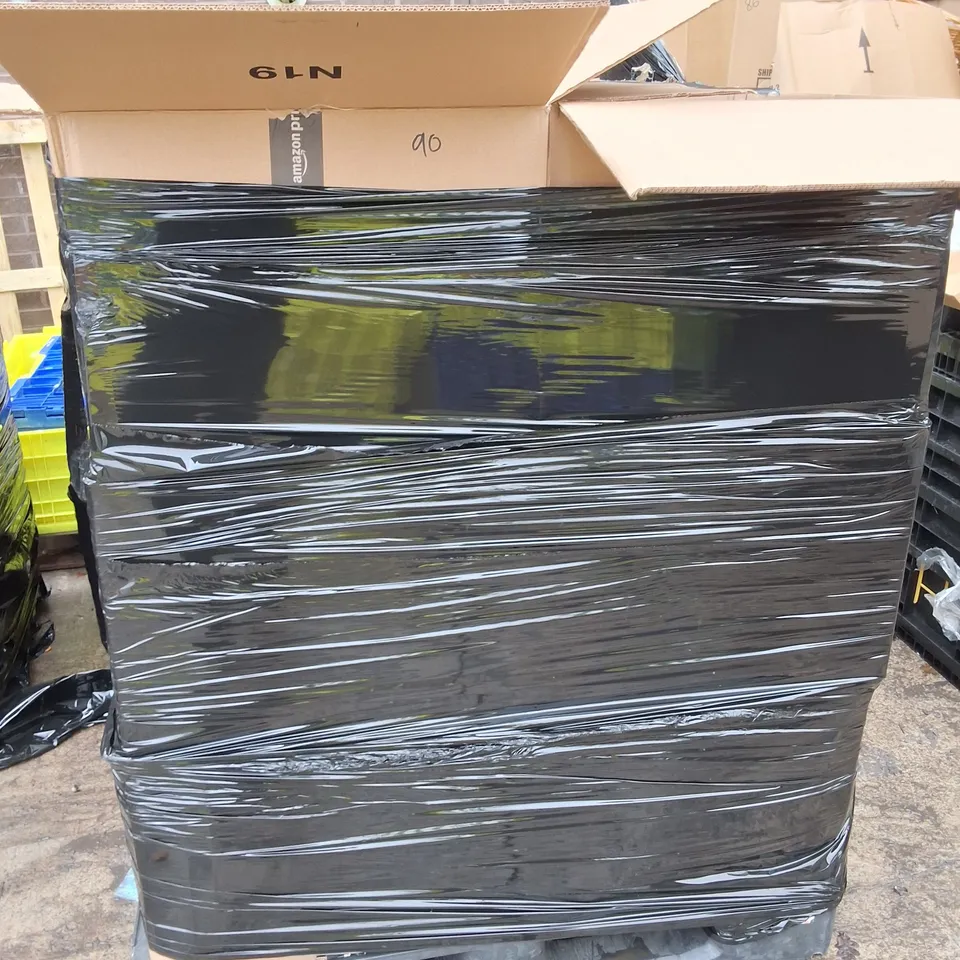 PALLET CONTAINING 6 LARGE BOXES OF ASSORTED HOUSEHOLD ITEMS TO INCLUDE PEANUTS SLIDERS, MCFC BOOT BAGS AND PARTY BALLOONS 