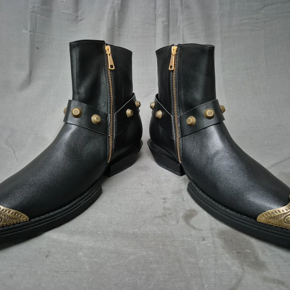 BOXED PAIR OF KOI SOULRENDER MEN'S HARDWARE COWBOY BOOTS IN BLACK/ANTIQUE BRONZE UK SIZE 10