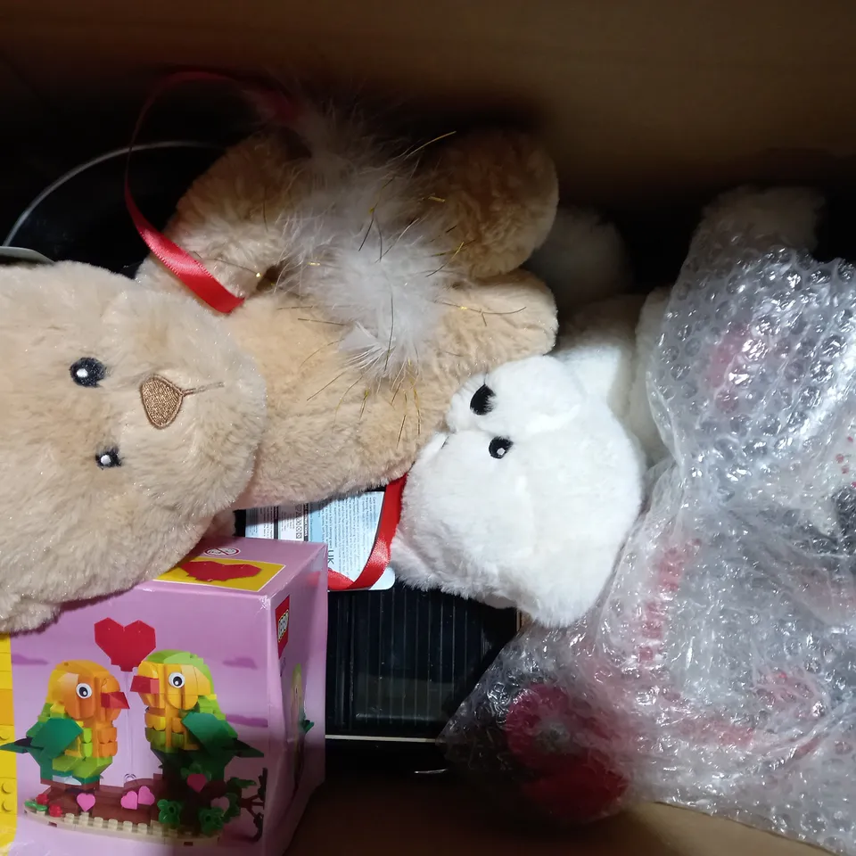 BOX OF APPROXIMATELY 15 ASSORTED TOYS AND GAMES TO INCLUDE POWERPUFF GIRLS PLUSH TOY, TY BEANIE BOOS PLUSH, LEGO PARROT SET, ETC
